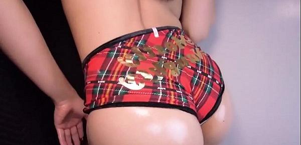 Heiße deutsche Schlampe öligen Körper gefickt Titfuck und Blowjob
